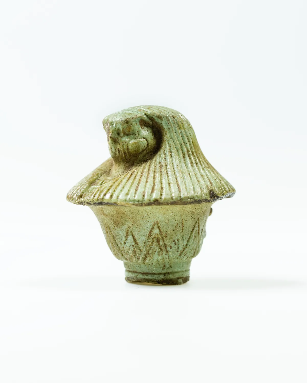 古代エジプトの装身具 — 鷹の頭を持つパピルス杖護符の頂部