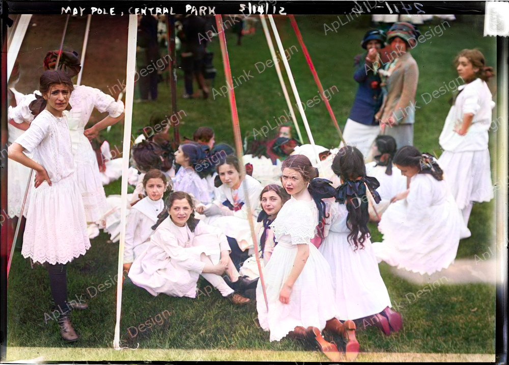 同じ1912年のメイポール祭の写真を、AIでカラー化したもの（人の手による補正前）